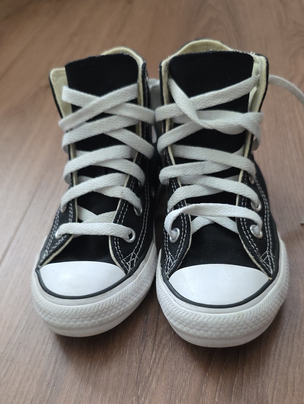 Kids Converse Chuck Taylor High-Top Canvas Sneakers in Black and White. Size 12.